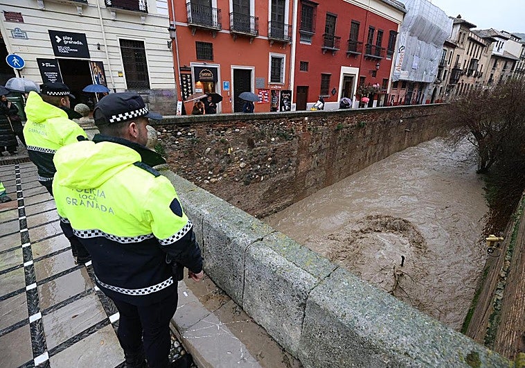 La capital granadina, a medio gas por el temporal, y con un Darro y un Genil rugiendo como nunca